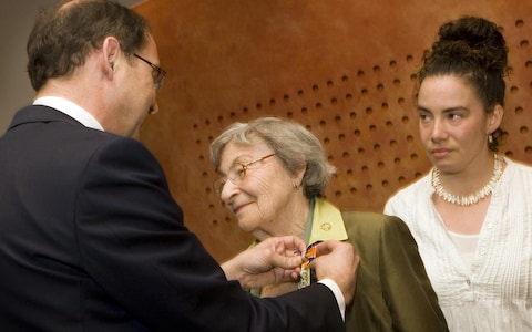 Selma presented with an award by the Dutch health minister